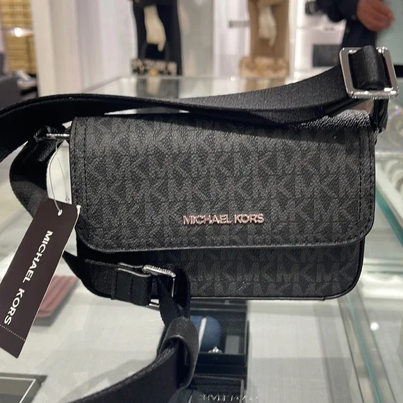 MICHAEL KORS
COOPER EW Phone XBody 
Black 
NWT - Picture 14 of 16